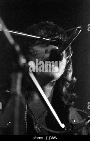 La prima esecuzione pubblica di EMERSON LAKE E PALMER: Greg Lago esegue con UK progressive rock band ELP a Plymouth Guildhall il 23 agosto 1970. Foto Stock