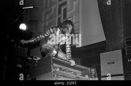 La prima esecuzione pubblica di EMERSON LAKE E PALMER: Keith Emerson esegue con UK progressive rock band ELP a Plymouth Guildhall il 23 agosto 1970. Foto Stock