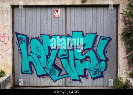 Graffiti sulle porte di garage sul retro di un edificio, Brasov, Romania, Europa orientale Foto Stock