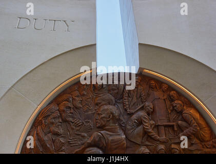 Iraq e Afghanistan Memorial da Paolo giorno, svelata dalla Regina Elisabetta II nel marzo 2017, Victoria Embankment Gardens, Londra, Inghilterra Foto Stock