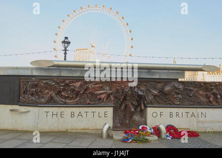 Battaglia di bronzo della Gran Bretagna un monumento da Paolo giorno, Victoria Embankment, Londra, Inghilterra Foto Stock