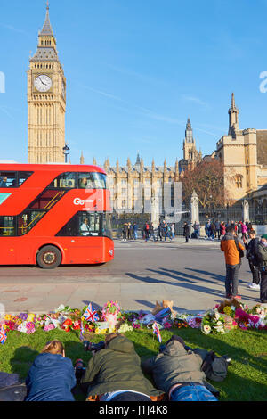 Fotografi in piazza del Parlamento e tributues floreale alle vittime della Westminster attacco terroristico a Londra, Inghilterra Foto Stock