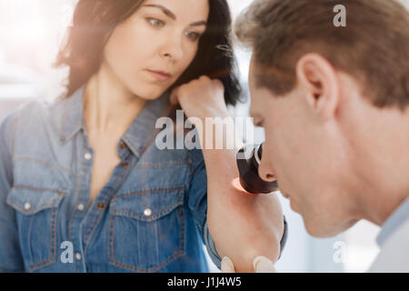 Abile medico specialista esame allergia esame di reazione al lavoro Foto Stock
