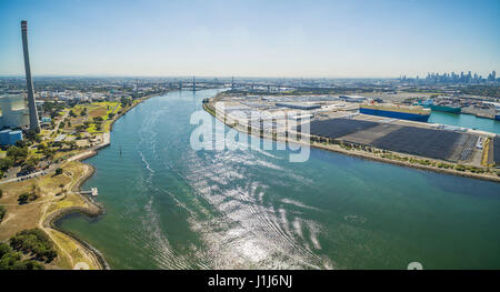 Antenna vista panoramica di Newport Power Station, West Gate Bridge, Fiume Yarra e grandi vettori auto navi a mezzogiorno. Melbourne, Victoria, Austral Foto Stock