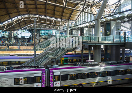 Melbourne, Australia - 1 Aprile 2017: scale mobili e scale che conducono in basso verso piattaforme a Croce del Sud Stazione ferroviaria in Melbourne CBD Foto Stock