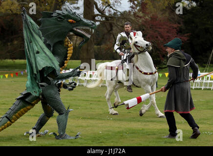 Gli artisti interpreti o esecutori agire fuori la leggenda di San Giorgio e il drago durante un photocall per tradizione inglese la prossima St George's Day festival a strappare Park di Silsoe. Foto Stock