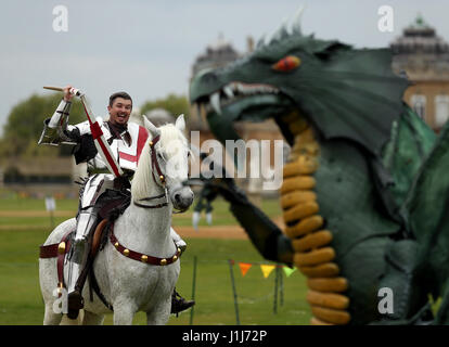 Gli artisti interpreti o esecutori agire fuori la leggenda di San Giorgio e il drago durante un photocall per tradizione inglese la prossima St George's Day festival a strappare Park di Silsoe. Foto Stock