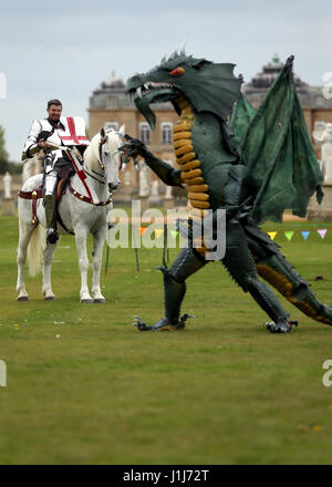 Gli artisti interpreti o esecutori agire fuori la leggenda di San Giorgio e il drago durante un photocall per tradizione inglese la prossima St George's Day festival a strappare Park di Silsoe. Foto Stock