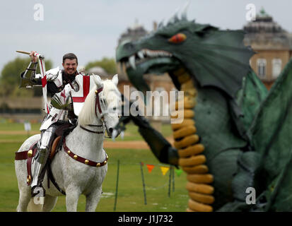 Gli artisti interpreti o esecutori agire fuori la leggenda di San Giorgio e il drago durante un photocall per tradizione inglese la prossima St George's Day festival a strappare Park di Silsoe. Foto Stock