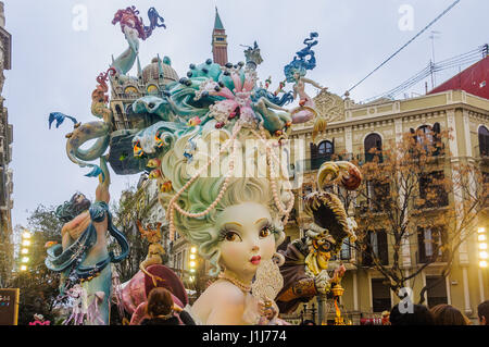 Carta colorata mache figure del festival Las Fallas a Valencia, Spagna Foto Stock