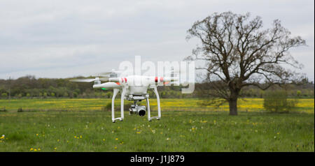 DJI Phantom drone basso fa passare su terreni agricoli Foto Stock