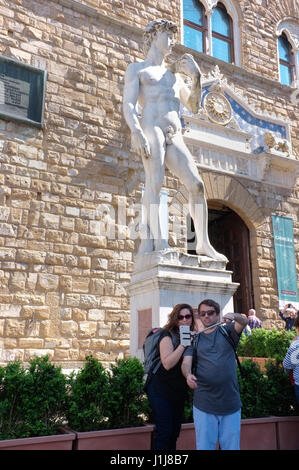 Paio di fotografare il David di Michelangelo (copia) Foto Stock