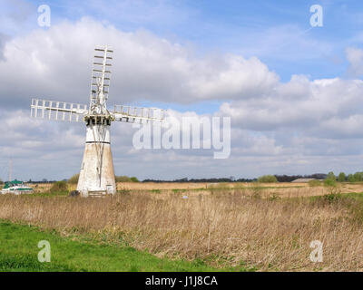 Il mulino a vento di Thurne fu costruito nel 1820 e il suo scopo era come una pompa di vento per drenare il terreno. Foto Stock