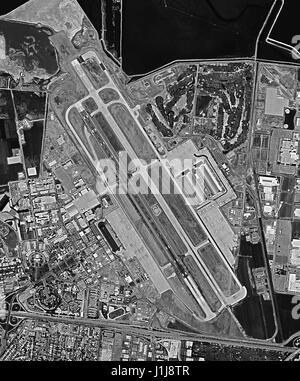 La ricognizione declassificati vista satellitare, presa dal Central Intelligence Agency (CIA) Keyhole (AKA Corona o scopritore) via satellite spia della NASA Ames Research Center e Moffett Field, compresi Hangar uno, nella Silicon Valley Town di Mountain View, California, Settembre, 1984. Foto Stock