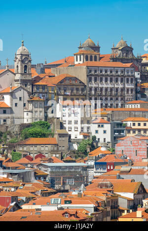 Ribeira Porto Portogallo, vista in estate della storica città vecchia Ribeira quartiere nel centro di Porto, Portogallo. Foto Stock