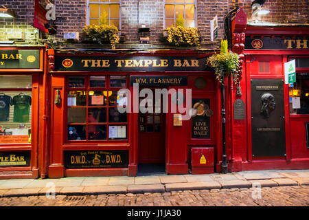 Dublino, Irlanda - Feb 15, 2014: vista notturna del pub Temple Bar di Dublino. Temple Bar storico quartiere è noto come Dublins quartiere culturale con liv Foto Stock