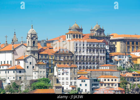 Ribeira Porto Portogallo, vista del lungomare di storici edifici della città vecchia Ribeira quartiere nel centro di Porto, Portogallo. Foto Stock