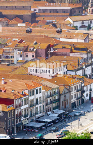 Porto Portugal Gaia, vista delle famose logge portuali del vino situato lungo il lungomare del fiume Douro nel quartiere Gaia di Porto, Portogallo. Foto Stock