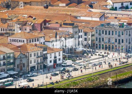 Porto Portugal Gaia, vista delle famose logge portuali del vino situato lungo il lungomare del fiume Douro nel quartiere Gaia di Porto, Portogallo. Foto Stock