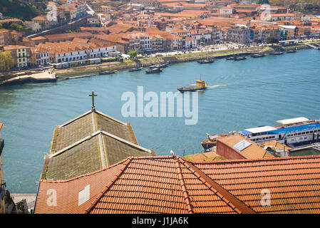 Fiume Douro Porto, vista sul fiume Douro a Porto verso il quartiere Gaia con i tetti della Ribeira in primo piano, Portogallo, Europa Foto Stock