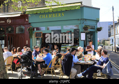 Il ristorante alla moda di Lauriston Road nel Victoria Park Village, East London E9, Regno Unito Foto Stock