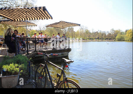 Padiglione Lakeside Cafe, al Crown Gate East, dal lago ovest, in Victoria Park, London E3 Foto Stock