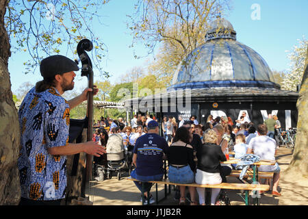 Padiglione Lakeside Cafe, al Crown Gate East, dal lago ovest, in Victoria Park, London E3 Foto Stock