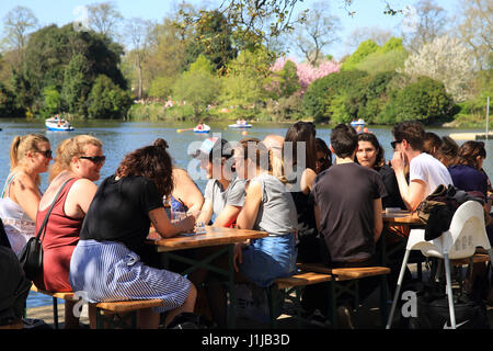 Padiglione Lakeside Cafe, al Crown Gate East, dal lago ovest, in Victoria Park, London E3 Foto Stock