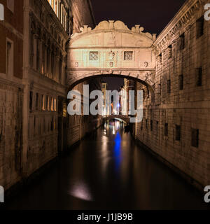 Una lunga esposizione immagini notturne del Ponte dei Sospiri oltre il rio di Palazzo Venezia Italia Foto Stock