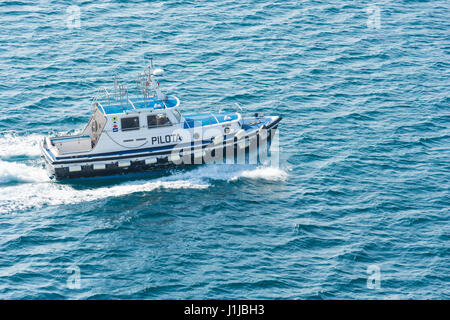 Abstract e guida concettuale. Un pilota di barca in mare. Un pilota di barca è un tipo di imbarcazione utilizzata per il trasporto dei piloti marittimi tra la terra e la inbound o unità organizzativa Foto Stock