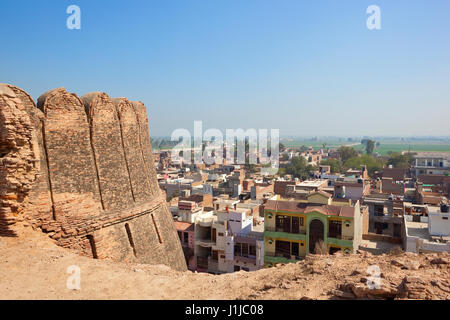 Pareti restaurate a bhatner fort con una vista della città di hanumangarh e la circostante campagna agricola in Rajasthan in India sotto un cielo blu Foto Stock