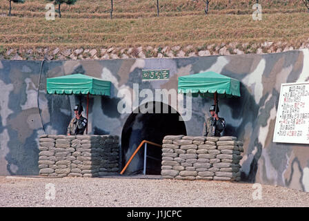 Sud coreani a guardia entrata gallerie costruite dalla Corea del Nord. In tutti e 4 i tunnel furono costruiti da nord coreani e rilevato solo nel 1974., coreano Dimilitarized Zone, linea DMZ Foto Stock