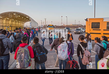 Columbus, New Mexico - Centinaia di bambini provenienti dalla città di confine di Palomas, croce di Chihuahua in Messico Nuovo ogni mattina e la scheda scuola-bus a un Foto Stock