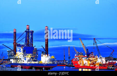 SEA Installer Jack UP RIG e Subsea7 subacquea sostegno nave fiume Tyne Foto Stock