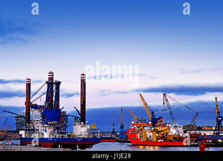 SEA Installer Jack UP RIG e Subsea7 subacquea sostegno nave fiume Tyne Foto Stock