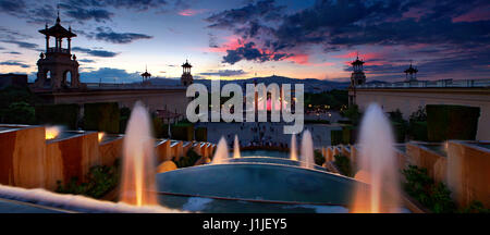 Panorama al tramonto di Barcellona e la Fontana Magica di Montjuic dalla Plaça de les cascades Foto Stock