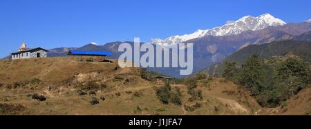 Snow capped catena Hannapurna. Vista da Ghale Gaun, Nepal. Foto Stock