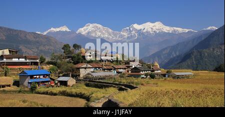 Villaggio nepalese e innevate gamma Manaslu. Foto Stock