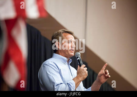 Mesa, Arizona - USA Il senatore Jeff Flake (R-Arizona) parla di un municipio incontro dove egli era soddisfatta da quasi duemila arrabbiato costituenti. Molti hanno espresso Foto Stock