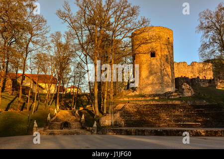 Bel pomeriggio luce nel parco pubblico con erba verde e rovine del castello. Girato in Cesis, Lettonia. Foto Stock