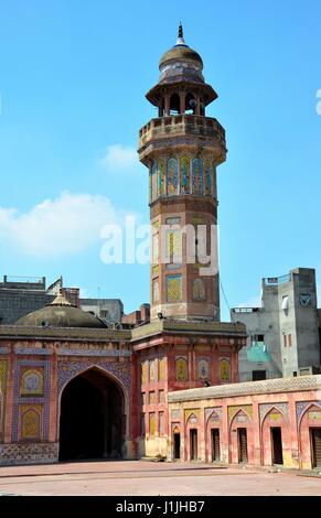 Minareto e cortile con dipinto a mano piastrella lavorato affreschi Wazir Khan moschea a Lahore in Pakistan Foto Stock
