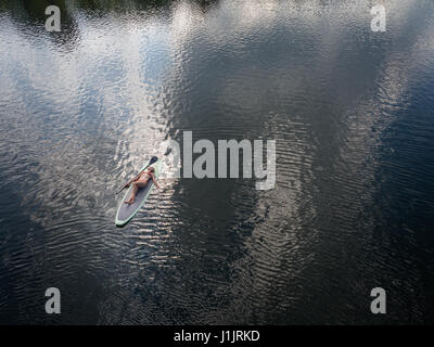 Antenna di paddle boarder, Crystal Lake, Virginia Foto Stock