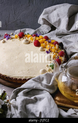 Torta al cioccolato con mango e lamponi Foto Stock