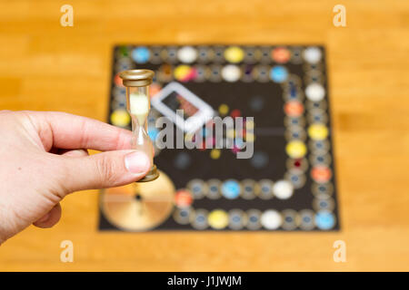 Gioco di bordo. Mano con dadi blu. casino Foto Stock