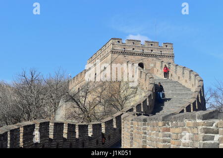 Ming torre di vedetta della Grande Muraglia Cinese, Mutianyu, Pechino - cielo blu chiaro Foto Stock