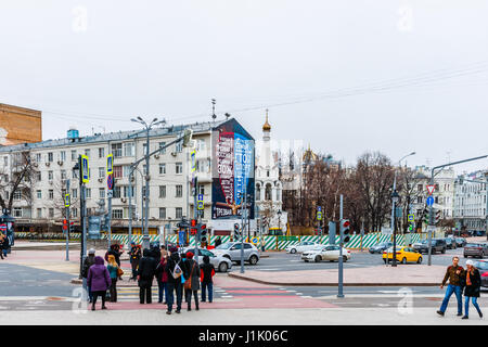 Mosca, 16 aprile 2017: Rinnovato attraversamento pedonale sul Nikitskie Gates square. Persone non identificate hanno attendere la luce verde. Foto Stock