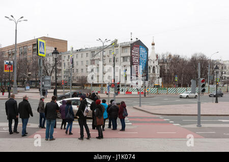 Mosca, 16 aprile 2017: Rinnovato attraversamento pedonale sul Nikitskie Gates square. Persone non identificate hanno attendere la luce verde. Foto Stock