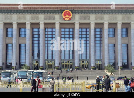Grande Sala del Popolo cinese facciata del Congresso da piazza Tiananmen, Pechino, sotto un cielo blu chiaro Foto Stock