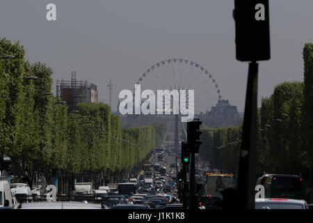 Parigi, Francia. Xxi Aprile, 2017. Gli Champs-Elysees è stato aperto al traffico di nuovo. Il giorno dopo l'ISIS riprese a Champs-Elysées che ha visto un funzionario di polizia morti, vede Parigi tornando alle attività commerciali quotidiane, ma con forte presenza della polizia sui principali siti. Credito: Michael Debets/Alamy Live News Foto Stock