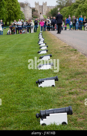 Windsor, Regno Unito. Xxi Aprile, 2017. Il cannone sono preparati per il tradizionale 21-gun salute sulla lunga passeggiata vicino al Castello di Windsor in Windsor Great Park per la Queen's 91º compleanno. La regina ufficiale di compleanno è celebrata il 11 giugno. Credito: Mark Kerrison/Alamy Live News Foto Stock